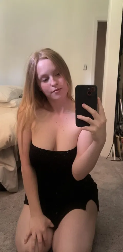BBW Blonde Takes a Nude Selfie in a Skirt – photo 7 of 14