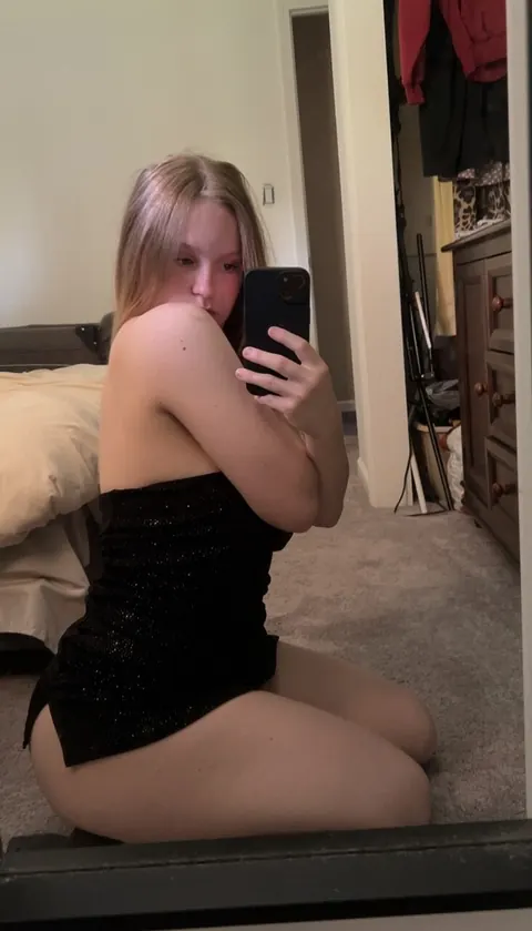 BBW Blonde Takes a Nude Selfie in a Skirt – photo 2 of 14