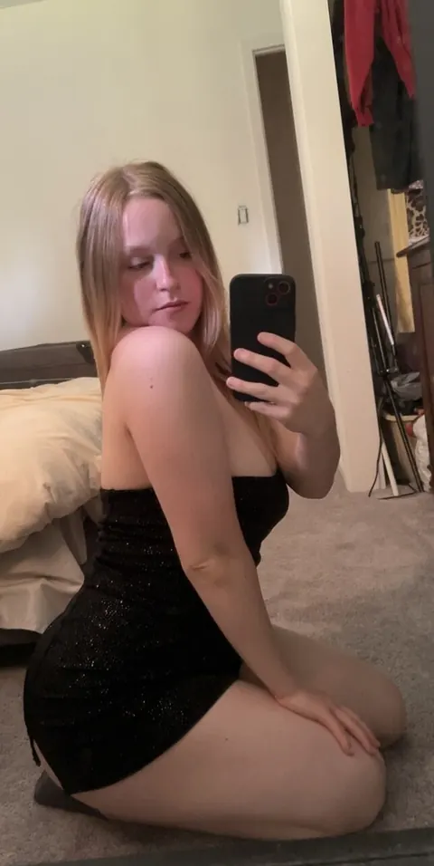BBW Blonde Takes a Nude Selfie in a Skirt – photo 3 of 14