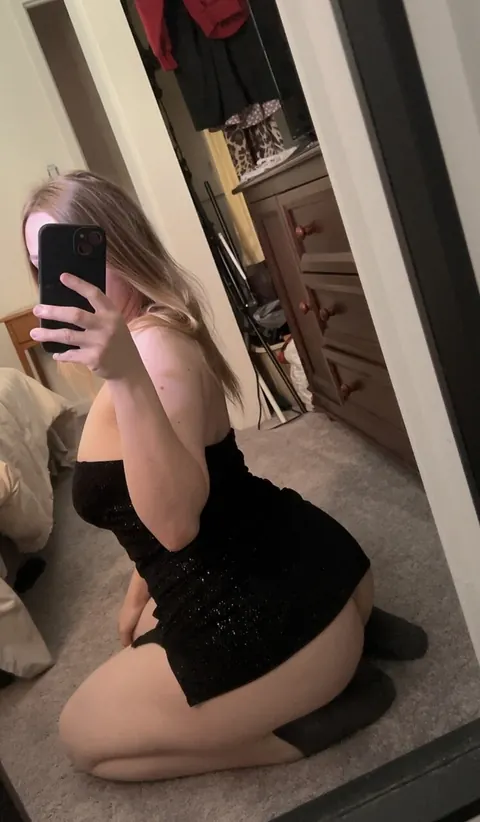BBW Blonde Takes a Nude Selfie in a Skirt – photo 8 of 14