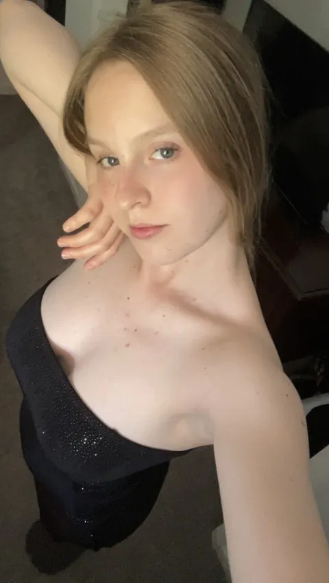 BBW Blonde Takes a Nude Selfie in a Skirt – photo 10 of 14
