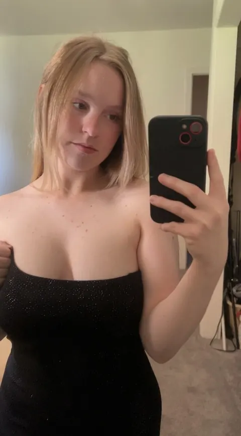 BBW Blonde Takes a Nude Selfie in a Skirt – photo 14 of 14