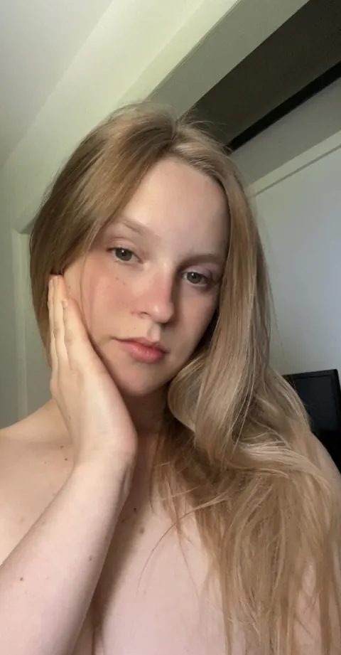 BBW Blonde Takes a Nude Selfie in a Skirt – photo 4 of 14