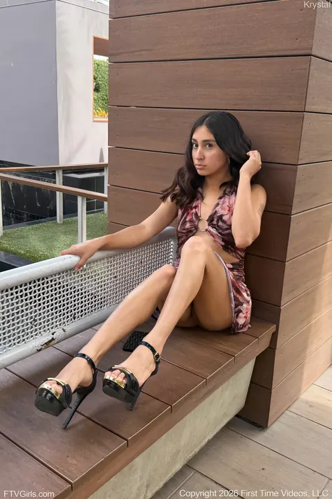 Petite Latina Flashes Tits and Pussy Outdoors – photo 12 of 21