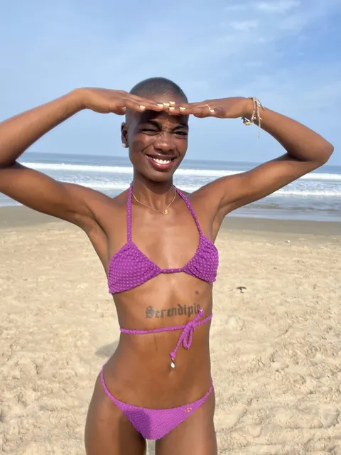 Ebony Model with Short Hair Poses Nude – photo 5 of 16