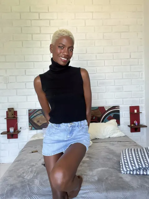 Ebony Model with Short Hair Poses Nude – photo 13 of 16