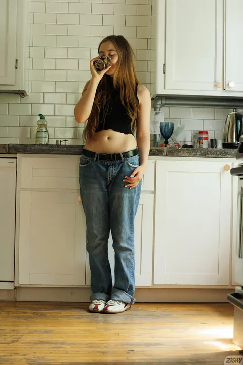 Woman Strips Down and Poses Nude – photo 4 of 13