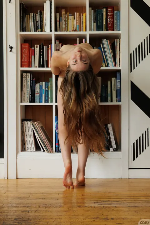 Woman Strips Down and Poses Nude – photo 8 of 13