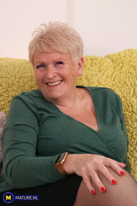 Juicy Joolz: Mature Curvy Blonde with Short Hair Undresses Fully – photo 3 of 21