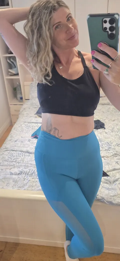 BBW MILF Poses Nude for a Selfie Showing Her Body – photo 6 of 10