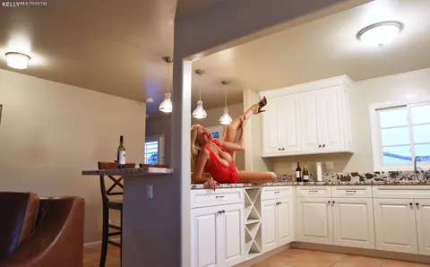 Kelly Madison: Tall Blonde MILF Shows Off Her Big Natural Tits in the Kitchen – photo 7 of 21