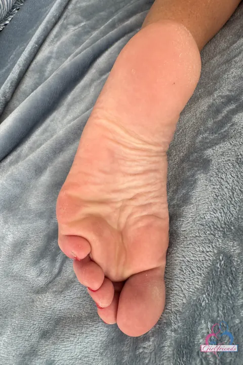 Amateur Woman Displays Her Feet on the Bed – photo 18 of 21