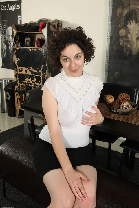 Short-Haired Hairy MILF Strips Out of Her Skirt and Spreads – photo 1 of 21
