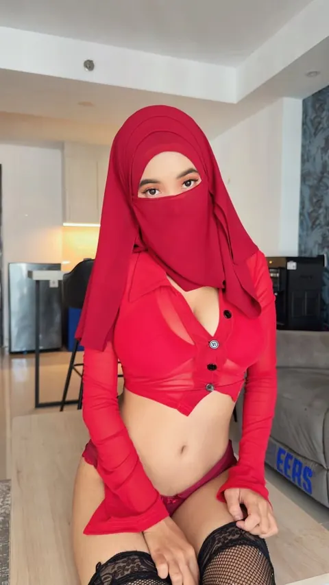 Slim Arab Model Shows Her Big Natural Tits – photo 18 of 19