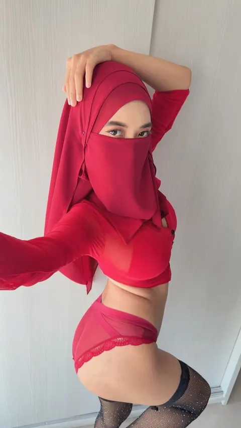 Slim Arab Model Shows Her Big Natural Tits – photo 8 of 19