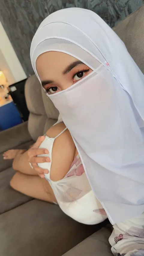 Slim Arab Woman with Big Natural Tits Shows Her Ass – photo 4 of 10