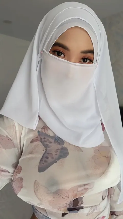 Slim Arab Woman with Big Natural Tits Shows Her Ass – photo 10 of 10