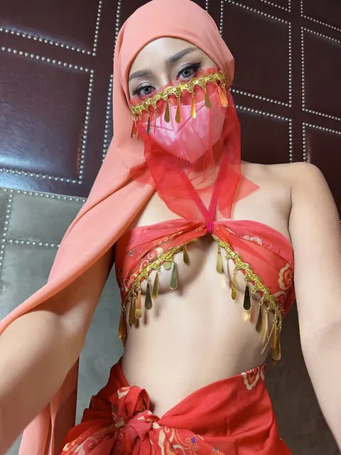 Slim Arab Woman Poses in Lingerie with a Veil Mask – photo 7 of 10