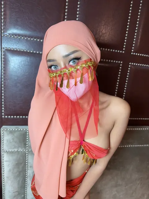 Slim Arab Woman Poses in Lingerie with a Veil Mask – photo 8 of 10