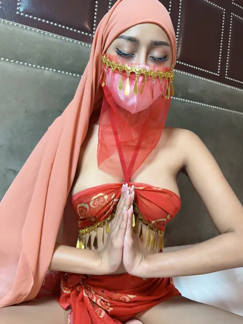 Slim Arab Woman Poses in Lingerie with a Veil Mask – photo 5 of 10