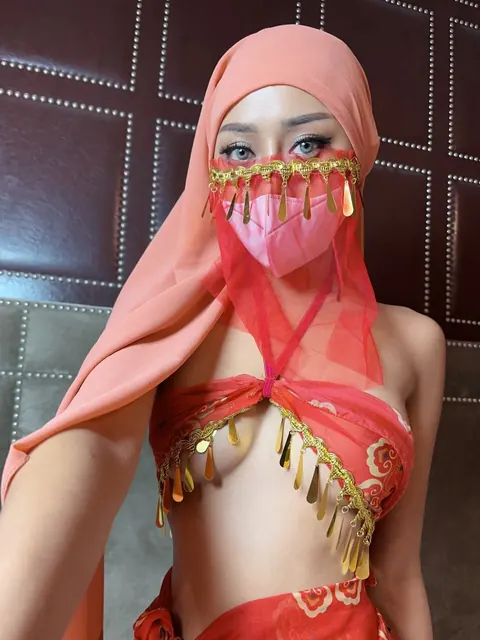 Slim Arab Woman Poses in Lingerie with a Veil Mask – photo 9 of 10