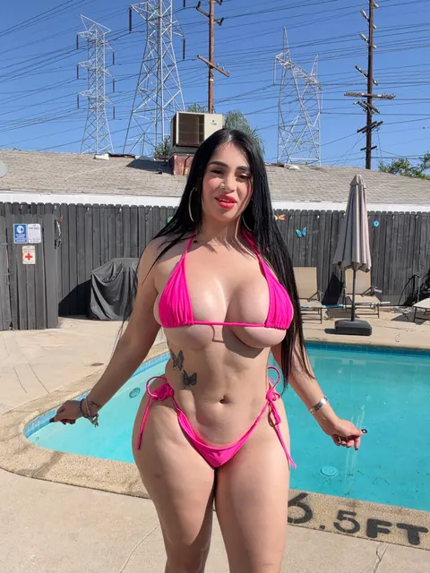 Curvy Latina MILF Strips Out of a Pink Bikini by the Pool – photo 4 of 10
