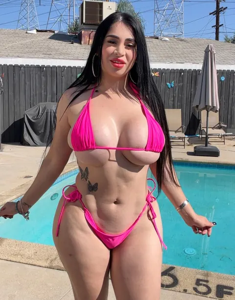 Curvy Latina MILF Strips Out of a Pink Bikini by the Pool – photo 9 of 10