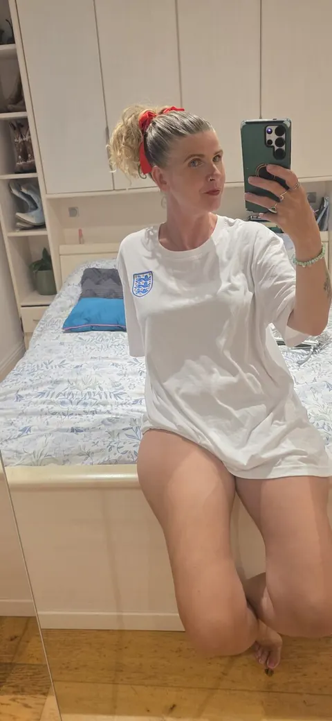 MILF with Piercing Takes Nude Mirror Selfie – photo 2 of 10