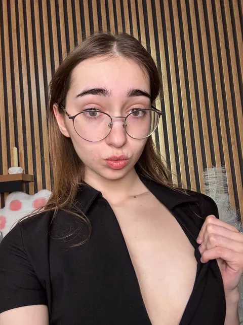 Petite Slim Woman in Glasses Takes Nude Selfies – photo 16 of 20
