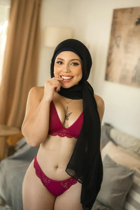 Arab BBW Shows Off Her Curves in Stockings – photo 5 of 13