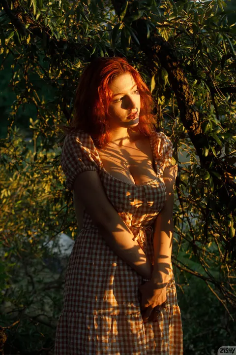 Keely Rose: German Amateur Redhead Reveals Her Big Natural Tits – photo 4 of 13