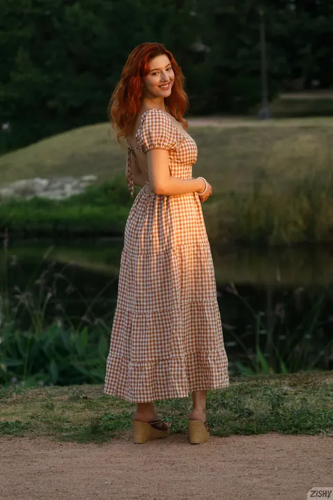 Keely Rose: German Amateur Redhead Reveals Her Big Natural Tits – photo 3 of 13