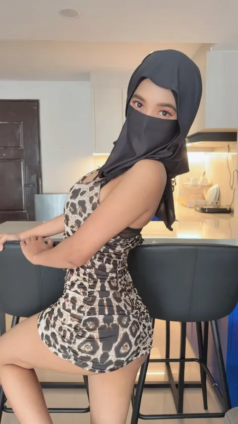 Arab Beauty Poses Nude and Shows Her Big Natural Tits – photo 7 of 11