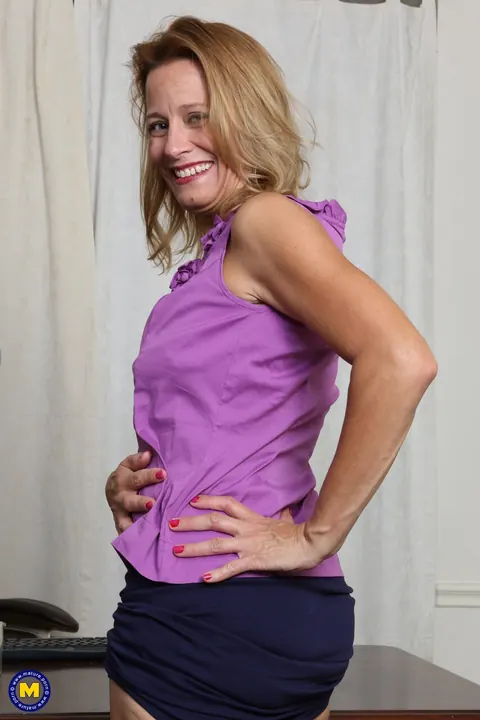 Mature Curvy Woman Pulls Panties Aside and Spreads at the Office Desk – photo 5 of 16