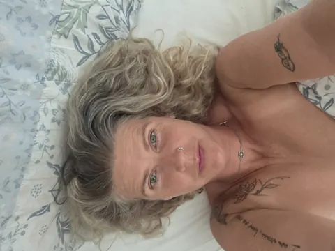 Blonde MILF with a Piercing Takes Nude Bedroom Selfies – photo 4 of 10