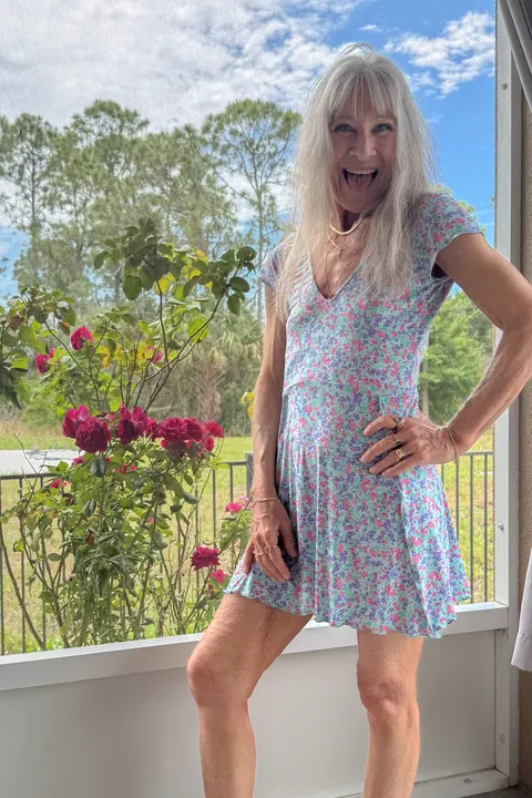 Woman in a Skirt Fingers Herself and Uses a Dildo – photo 3 of 20