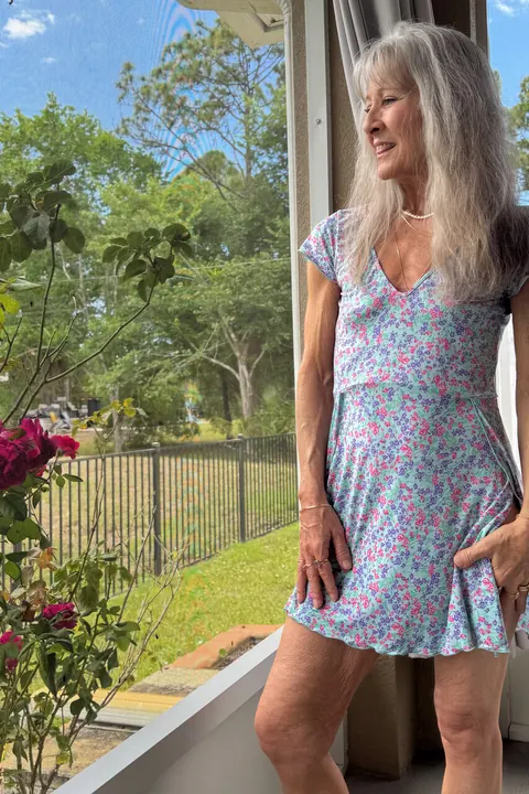 Woman in a Skirt Fingers Herself and Uses a Dildo – photo 6 of 20