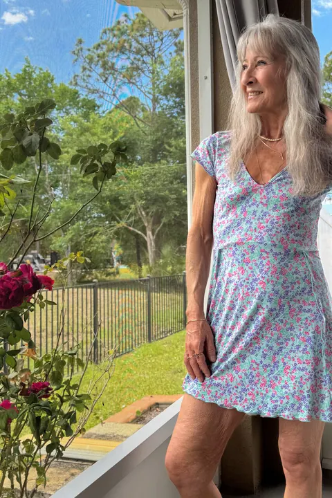 Woman in a Skirt Fingers Herself and Uses a Dildo – photo 4 of 20