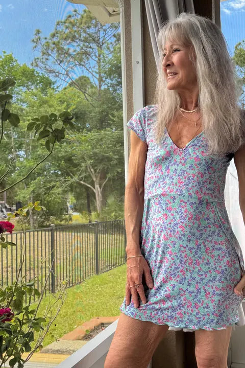 Woman in a Skirt Fingers Herself and Uses a Dildo – photo 5 of 20