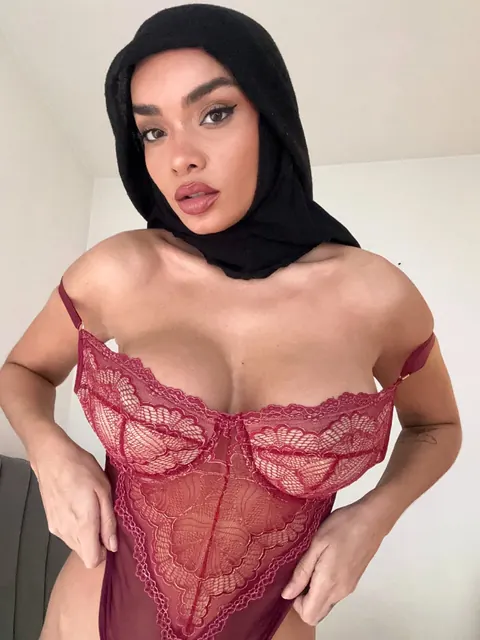 Arab BBW with Big Tits Poses in Her Clothes – photo 7 of 12