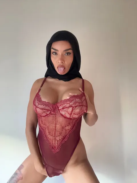 Arab BBW with Big Tits Poses in Her Clothes – photo 4 of 12