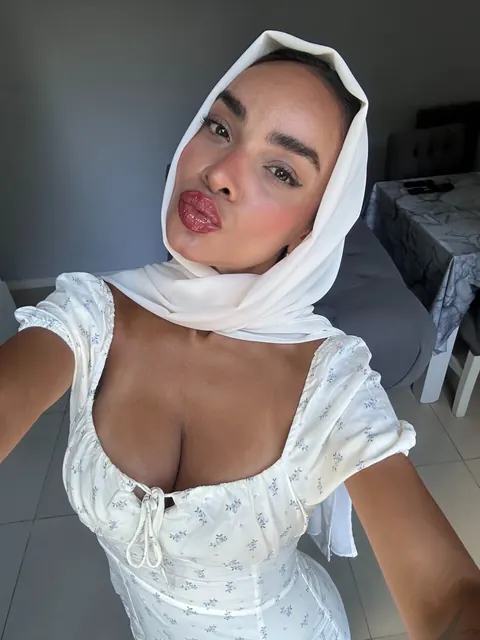 Arab Brunette with Big Tits Poses Nude – photo 9 of 14