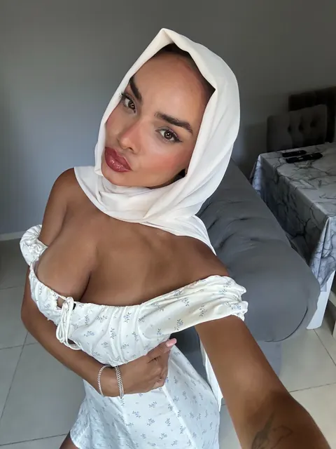 Arab Brunette with Big Tits Poses Nude – photo 13 of 14