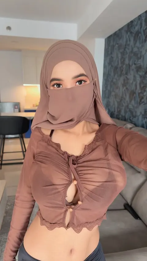 Arab Babe with Big Natural Tits Takes Selfies in Lingerie – photo 4 of 20