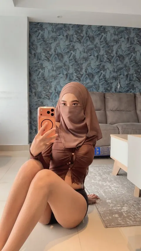 Arab Babe with Big Natural Tits Takes Selfies in Lingerie – photo 20 of 20