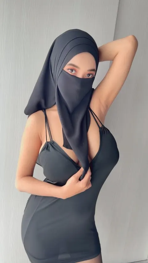 Slim Arab Woman with Big Natural Tits Snaps a Selfie – photo 11 of 20