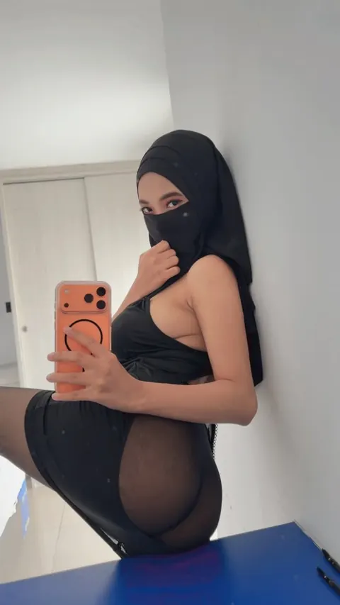 Slim Arab Woman with Big Natural Tits Snaps a Selfie – photo 17 of 20