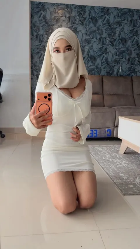 Arab Woman with Big Natural Tits Poses Nude – photo 5 of 20