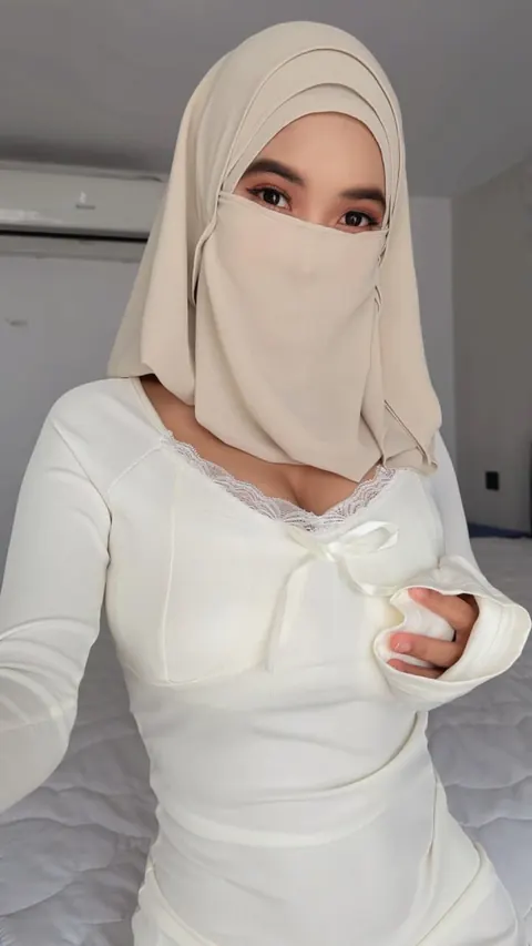 Arab Woman with Big Natural Tits Poses Nude – photo 2 of 20
