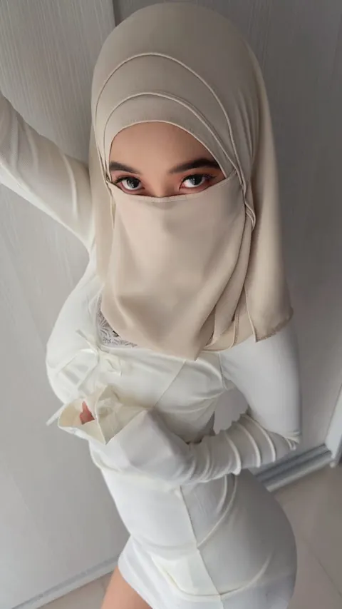 Arab Woman with Big Natural Tits Poses Nude – photo 3 of 20